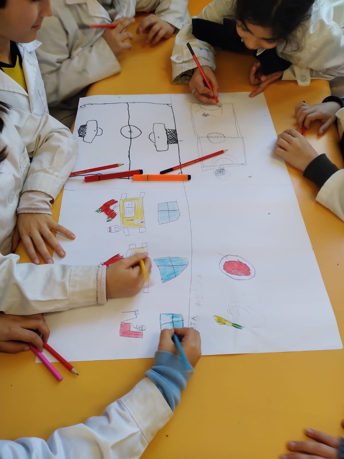 Manos de niñes dibujando en la escuela 