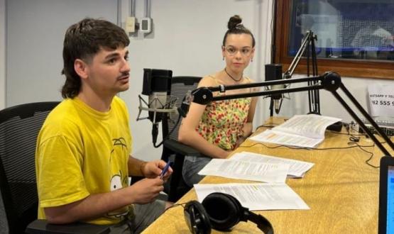 Foto de Natalia Sánchez y Ayrton Gallareto en Uni Radio.