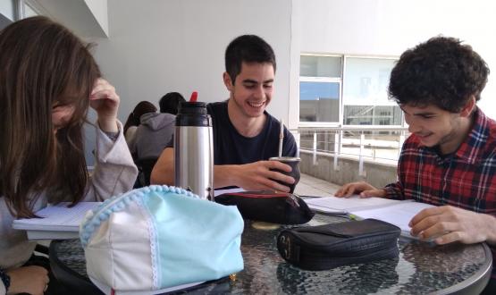 Estudiantes en torno a una mesa comparten lectura y mate