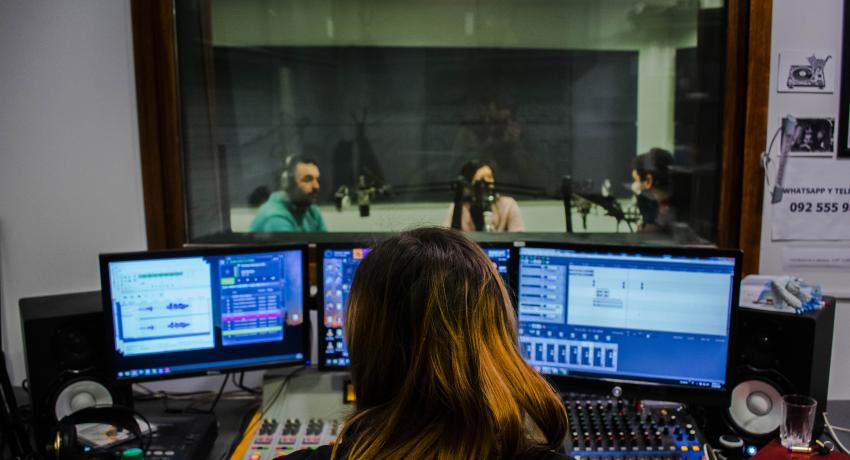 Estudio de UniRadio muestra programa en vivo